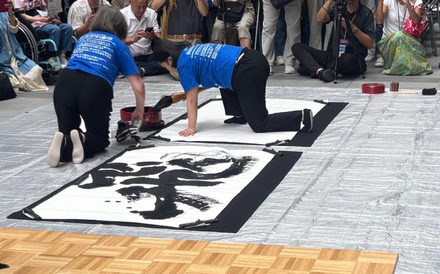 翔子さん揮ごう写真