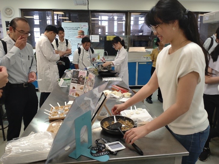 NUS食品科学・技術学部ラボ視察での試食の様子