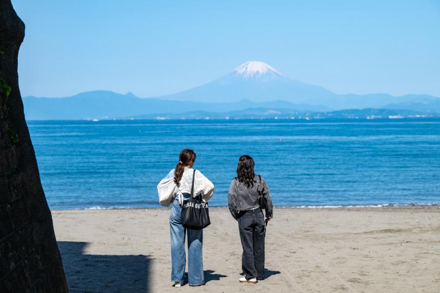 砂浜と富士山