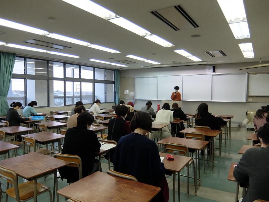 学生が壇上で発表している様子