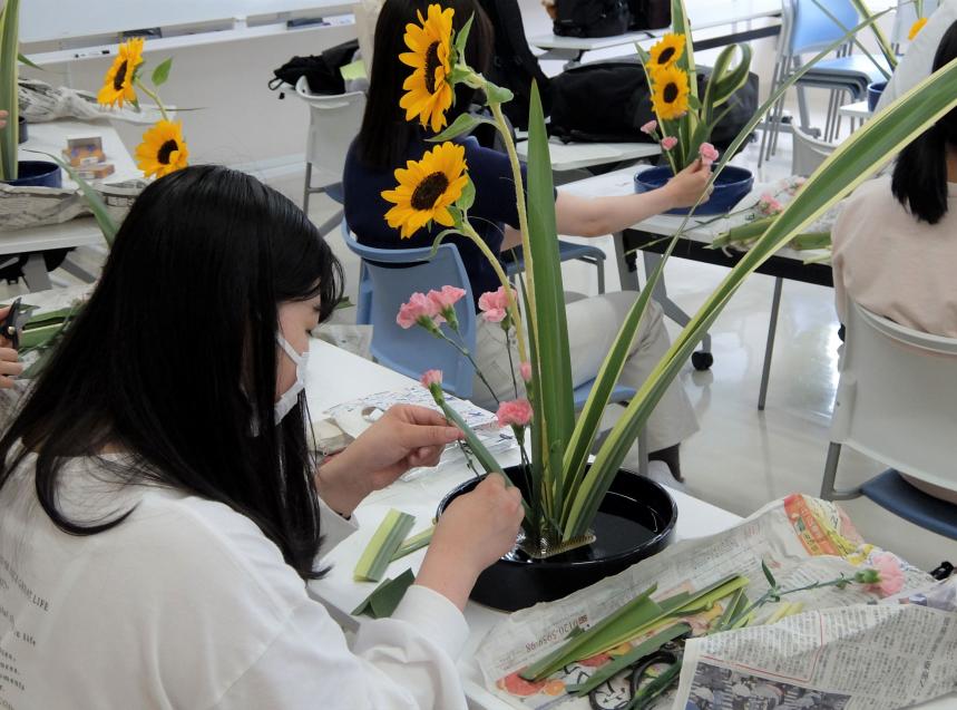 花を活ける様子