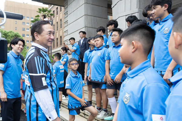 川崎フロンターレ・ベトナムスクールの子ども達と私