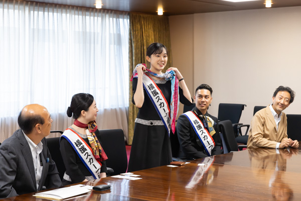 スカーフの巻き方を披露してくださる山田大使