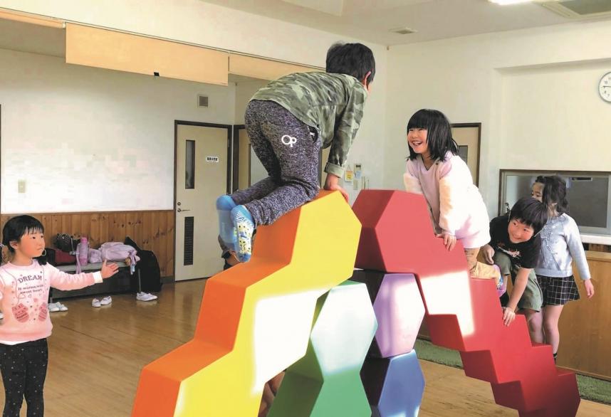 インクルーシブ遊具（グランドハニカム）