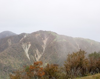 10月22日塔ノ岳から不動ノ峰方面そろそろ見ごろ