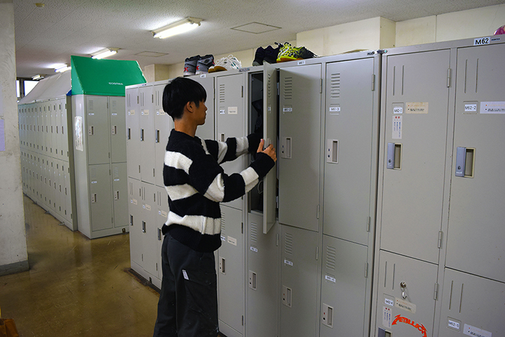 登校シーン、ロッカーの様子