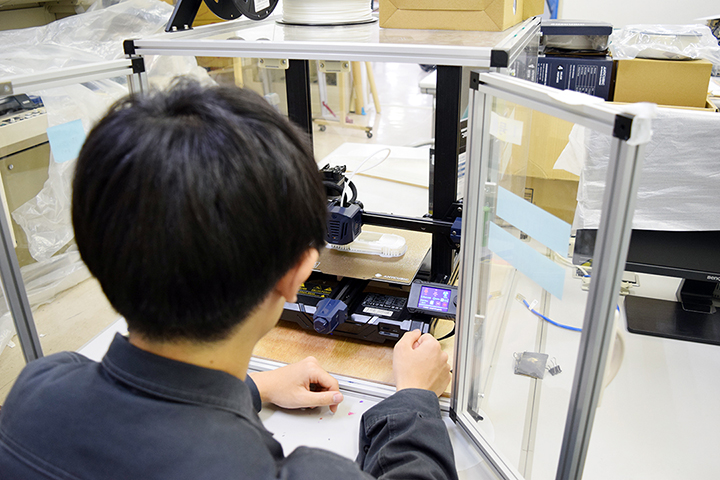 3Dプリンター出力している様子を確認中