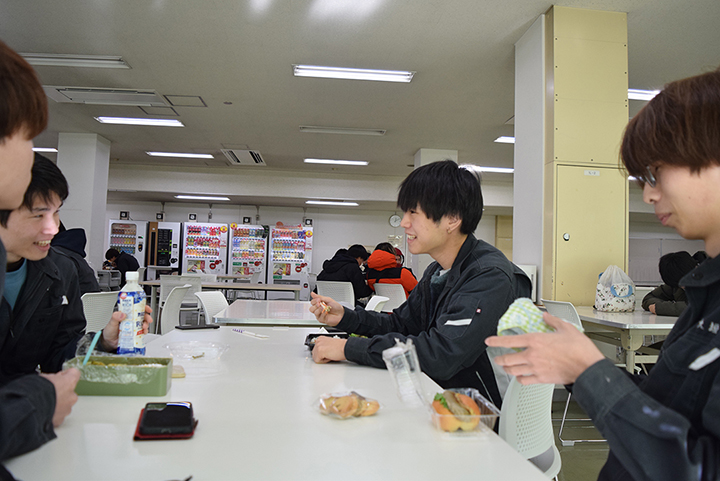 昼食中の団欒風景