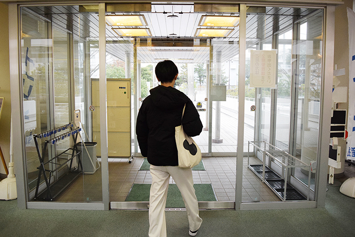 校舎を出る帰宅風景