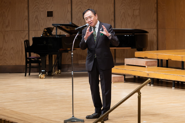 あいさつする知事