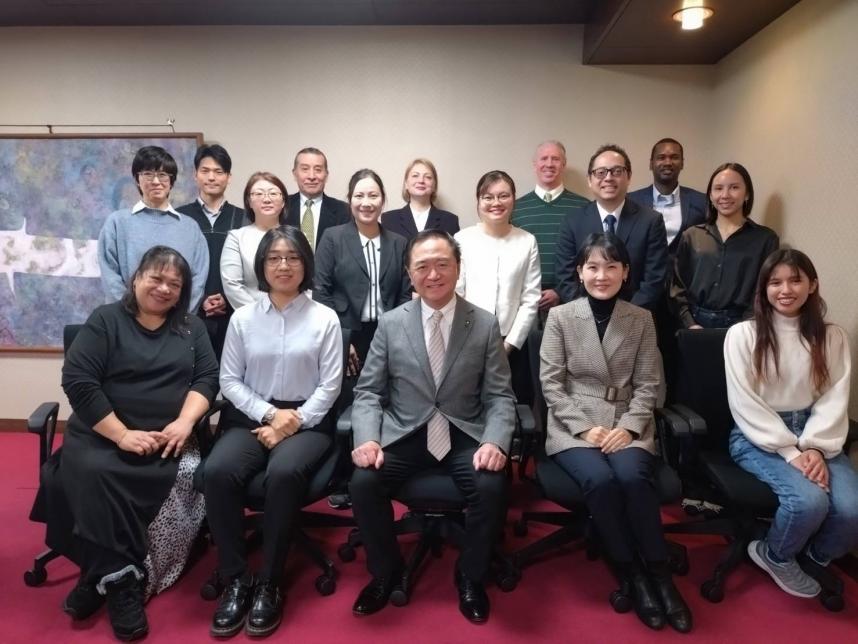 委員の皆さんと記念写真