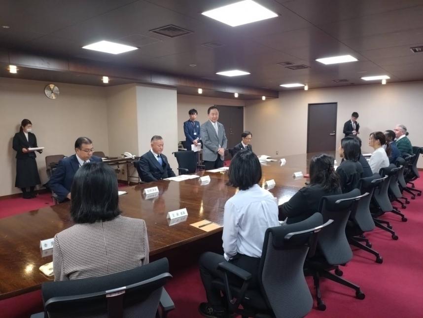 委員の皆さんにお話しする知事