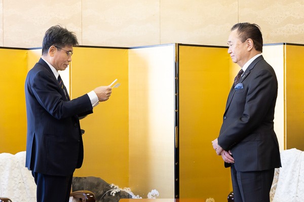 目録をお読みになる手島理事長