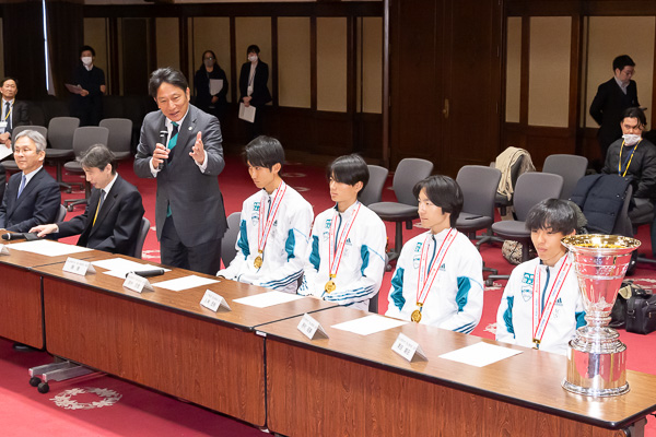 お話しされる原監督