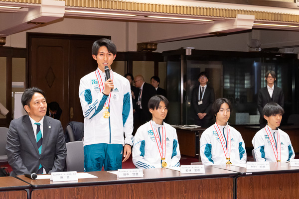 お話しされる田中主将