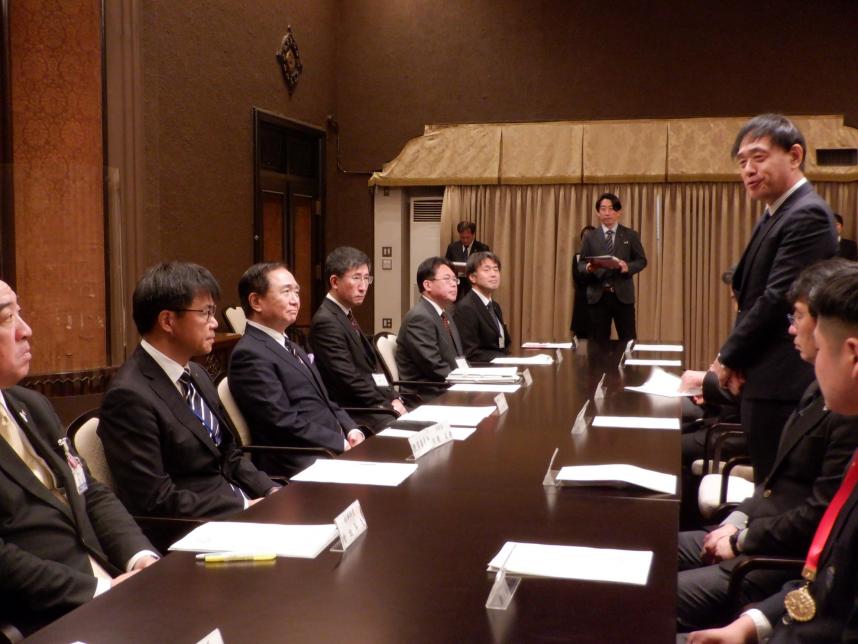 報告される岡田校長