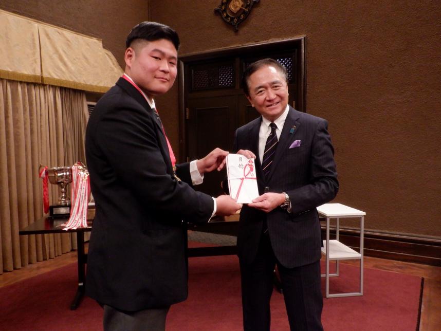 申主将に記念品をお渡しする知事