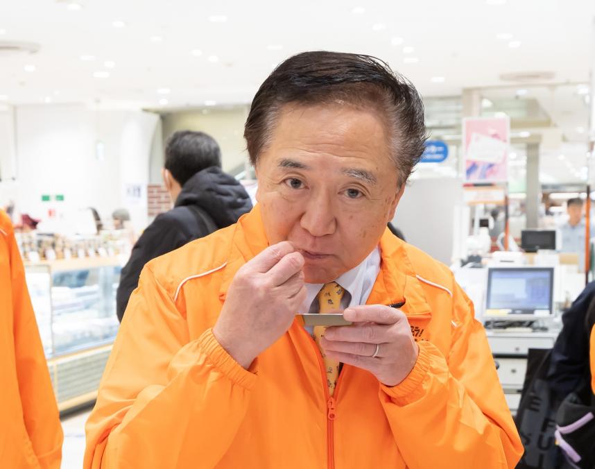 手作りの「紅ずわい蟹イタリアン」を試食しました。