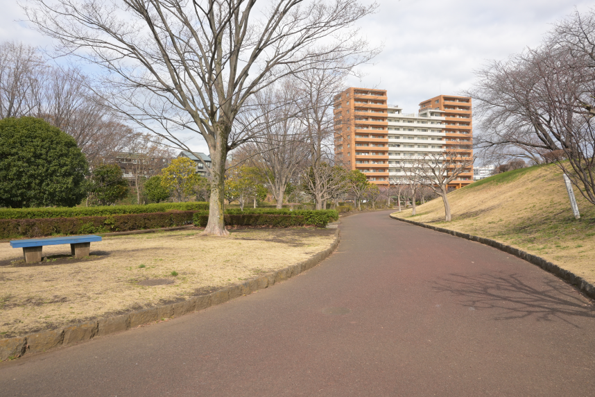 広場をつなぐメインの道