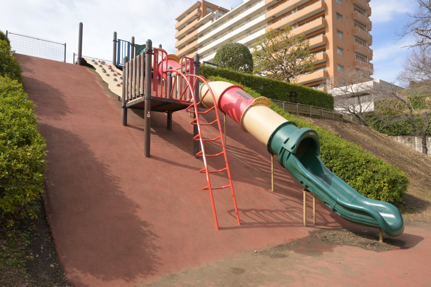 子ども広場から多目的広場に続く遊具