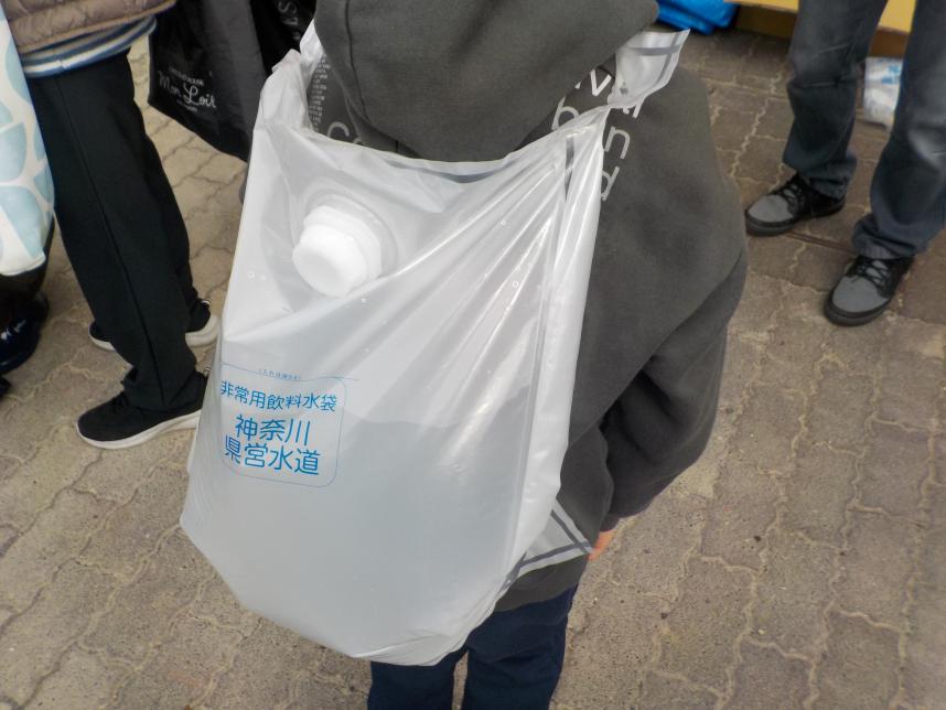 非常用給水袋を背負っている様子