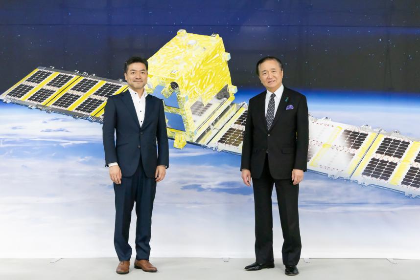 小型SAR衛星の写真パネルの前