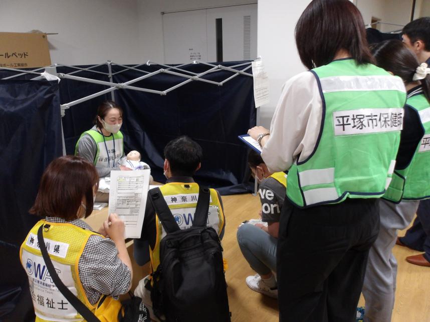 平塚市保健師が見守りながら行う聞き取り訓練