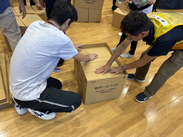 段ボールベッド組み立ての様子