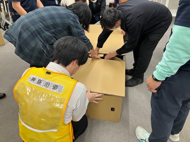 段ボールベッドの組立を進めている様子