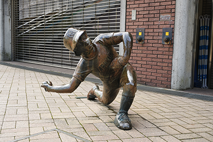 大和スタジアム前にあるブロンズ像2