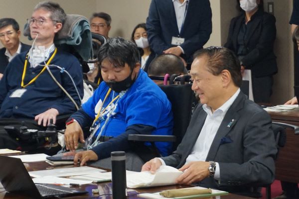 知事と委員写真