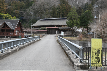 平井橋と久保田酒造母屋