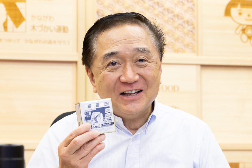 宇宙食サバ缶を手に持った黒岩知事