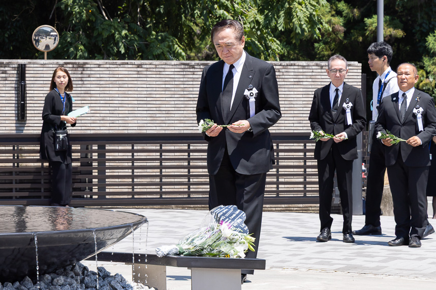 03_モニュメント献花写真