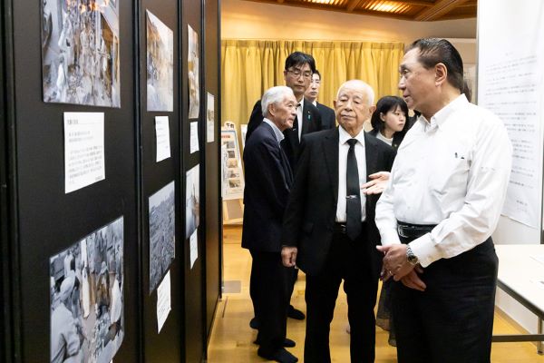 3企画展を見学写真