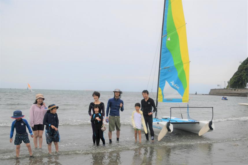 2025014ディンギーヨットに乗る家族