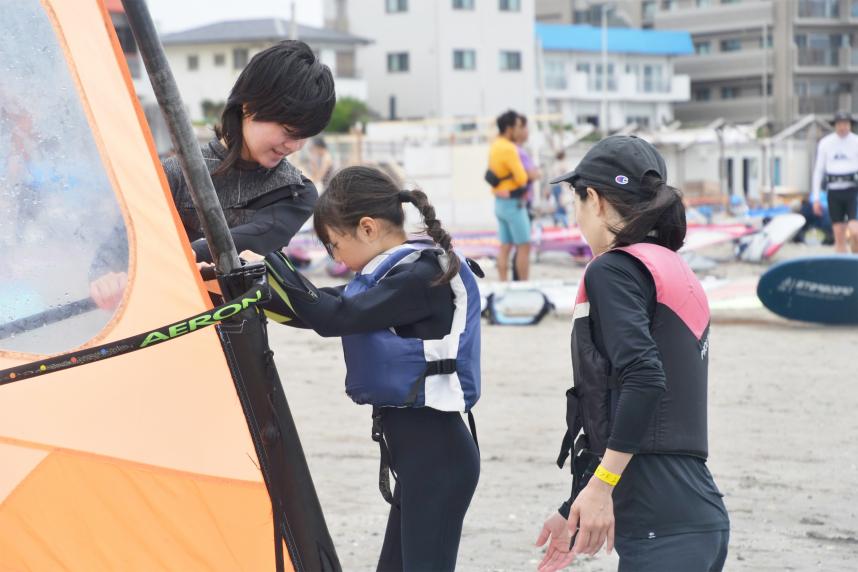 20250614ウインドサーフィン（インストラクターの指導を受ける様子1）