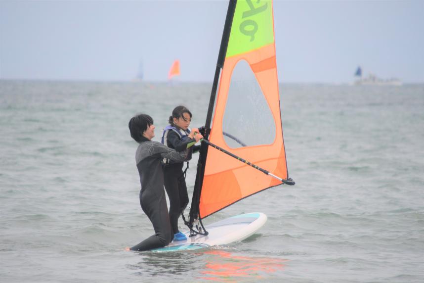 2025014インストラクターと一緒にウインドサーフィン