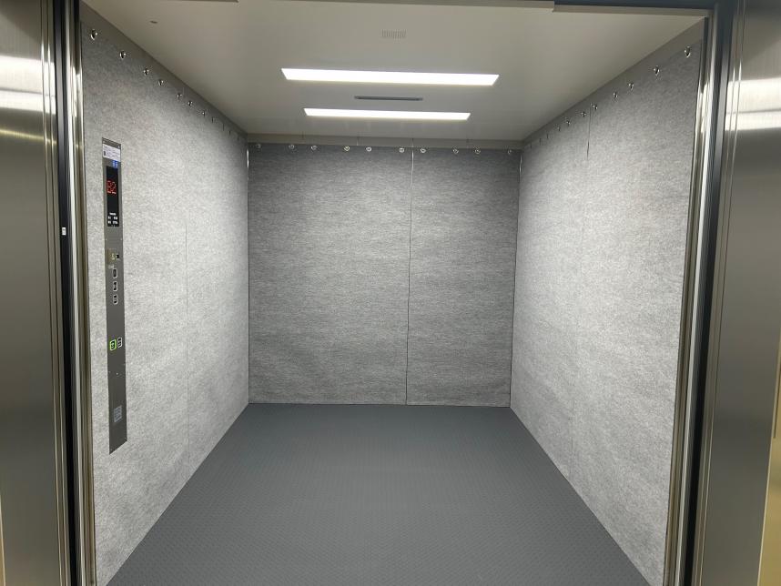 近代文学館　エレベーターかご内