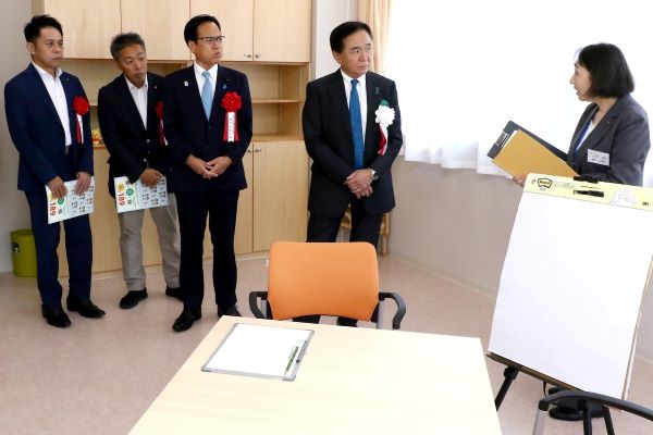 説明受けている画像