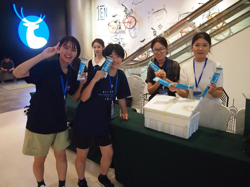 宿舎でアイスの差し入れ