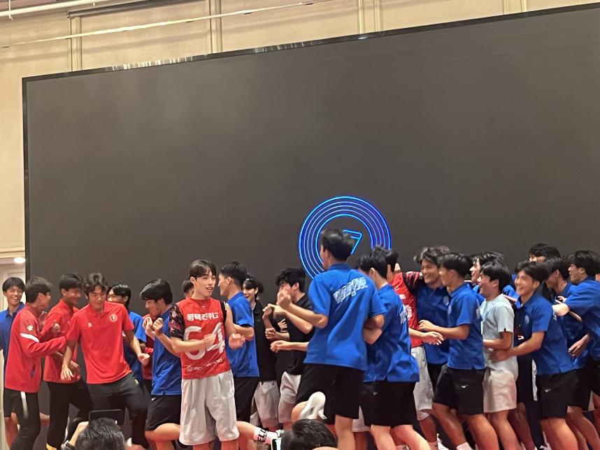 サッカー選手団の余興