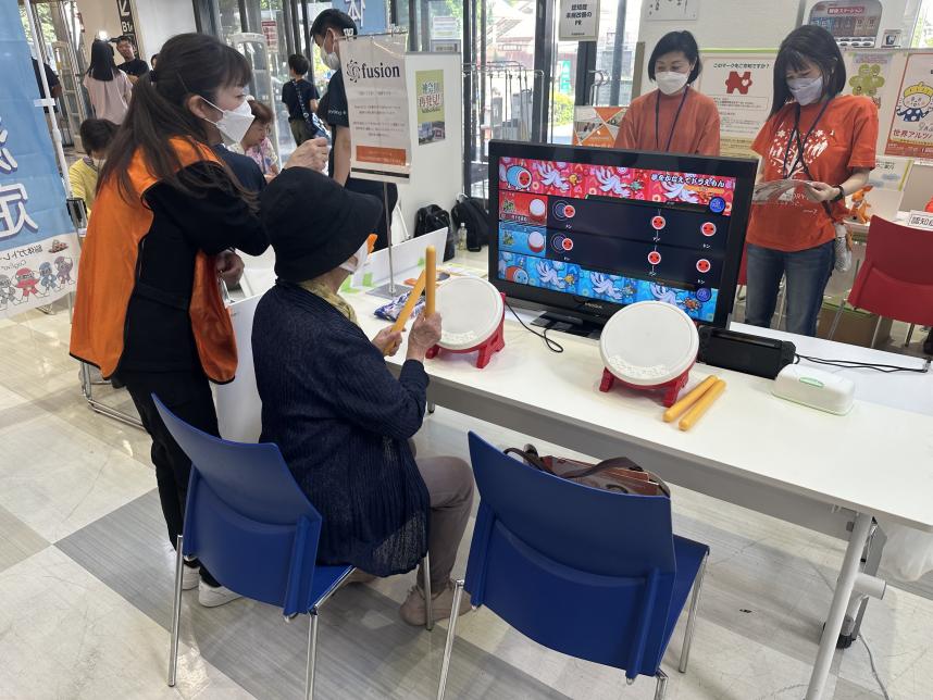 太鼓の達人を楽しむ様子