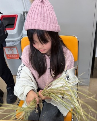 わらをよる写真