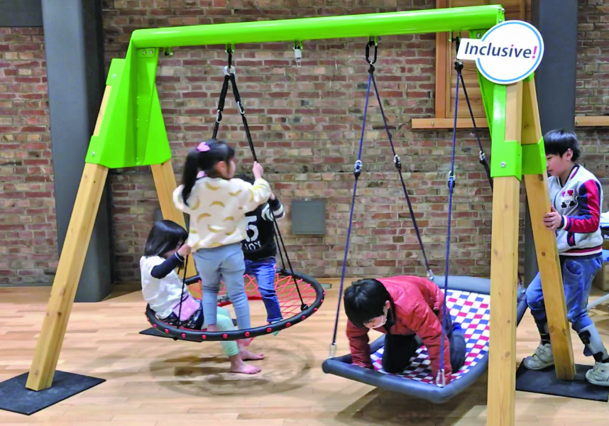 インクルーシブ遊具(ブランコ)