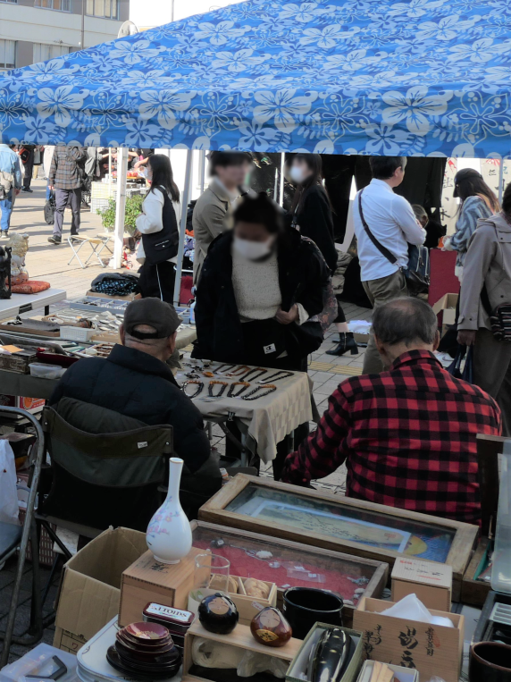 買い物をする客