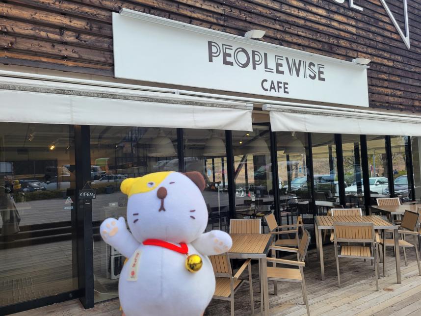取材場所のピープルワイズカフェに来たかにゃお
