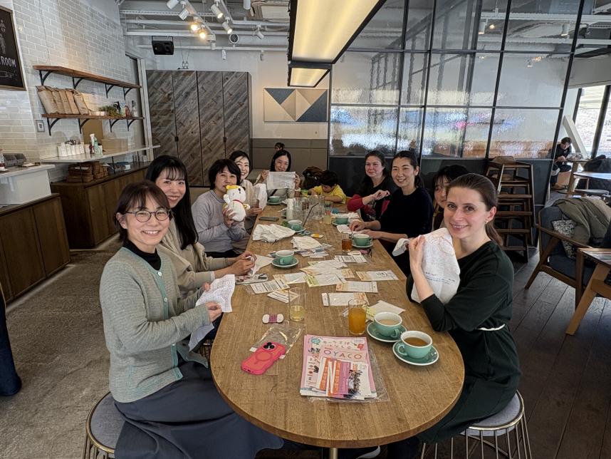 代表理事の三坂さんとイベントに参加された方々とかにゃお