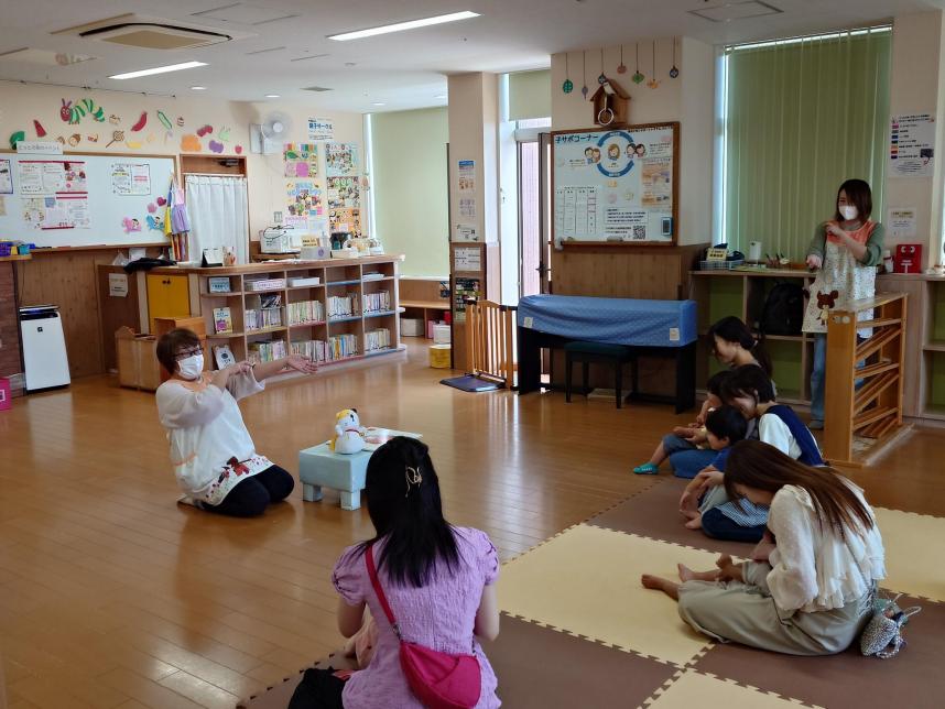 手遊びに参加するかにゃおの様子