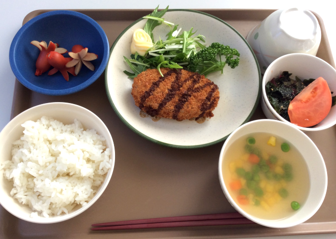メンチカツ定食の写真